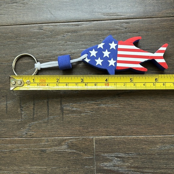 Salt Life Floating Foam keychain,floats up to 3 keys, American Flag fish shape - Picture 5 of 5
